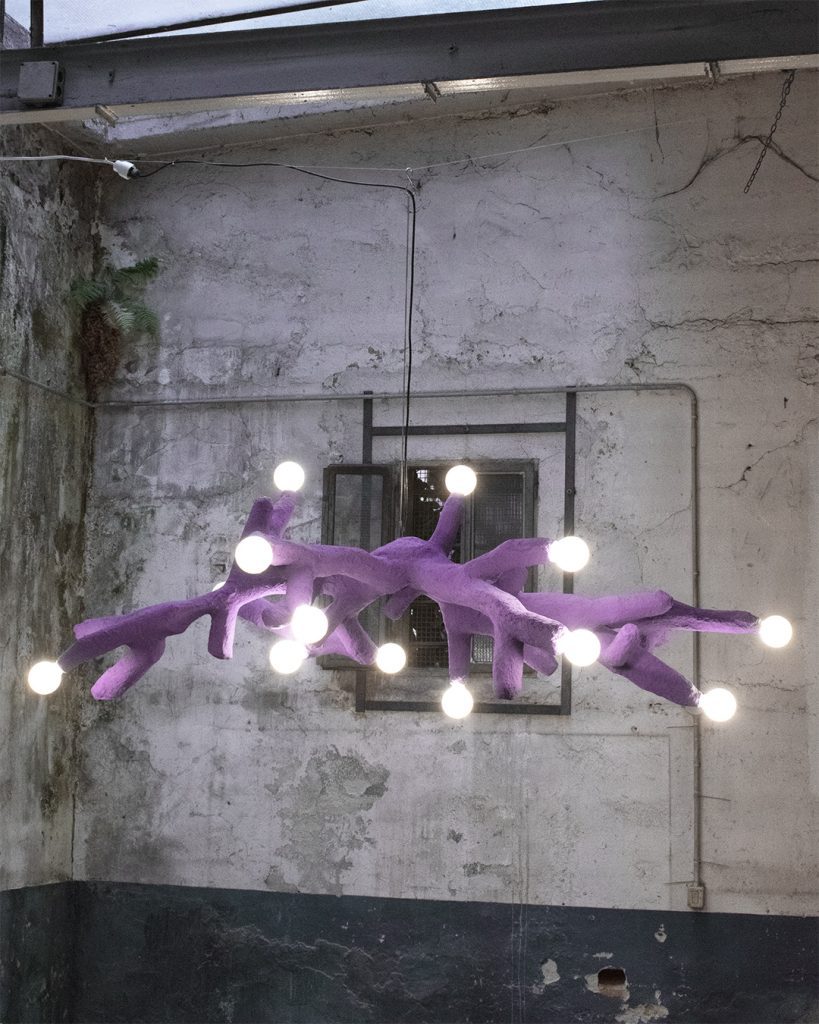 "Corallo" is a maximalist chandelier with 13 light bulbs. 