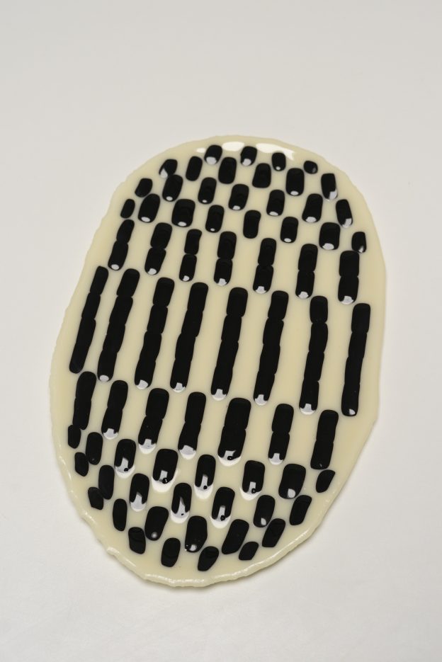 Black-beige Oval Tray
by Los Objetos Decorativos