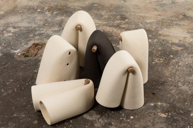 Melo Sconce – Minimalist Ceramic Wall Light by melo clay